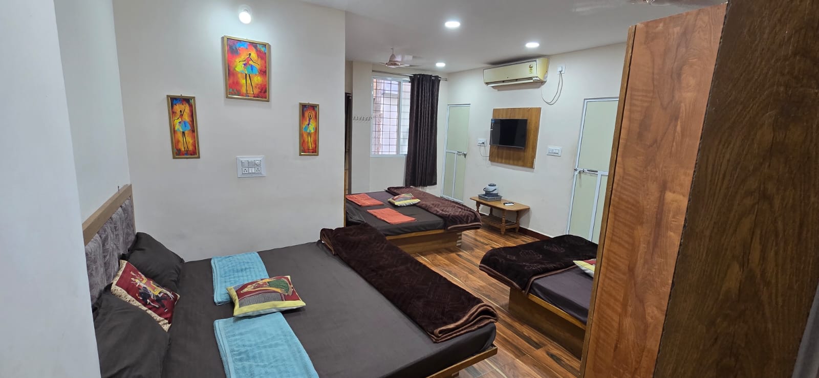 Spacious 6-person AC room at Hotel Shree Kedarnath Ujjain